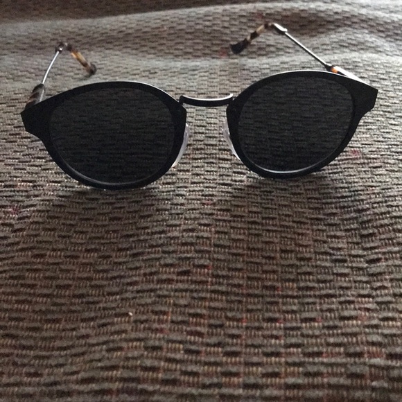 Sunglasses - Picture 4 of 4